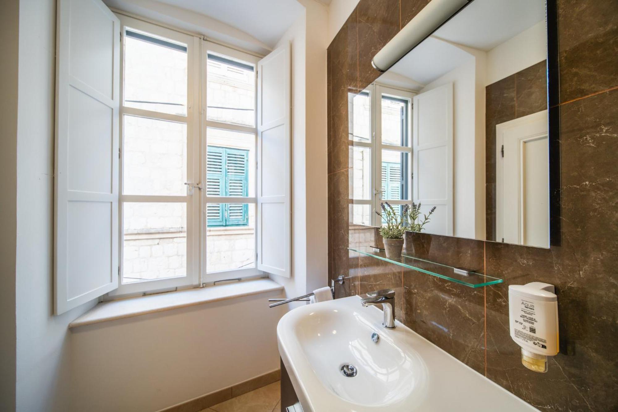 Sunce Palace Apartments With Free Offsite Parking Дубровник Екстериор снимка